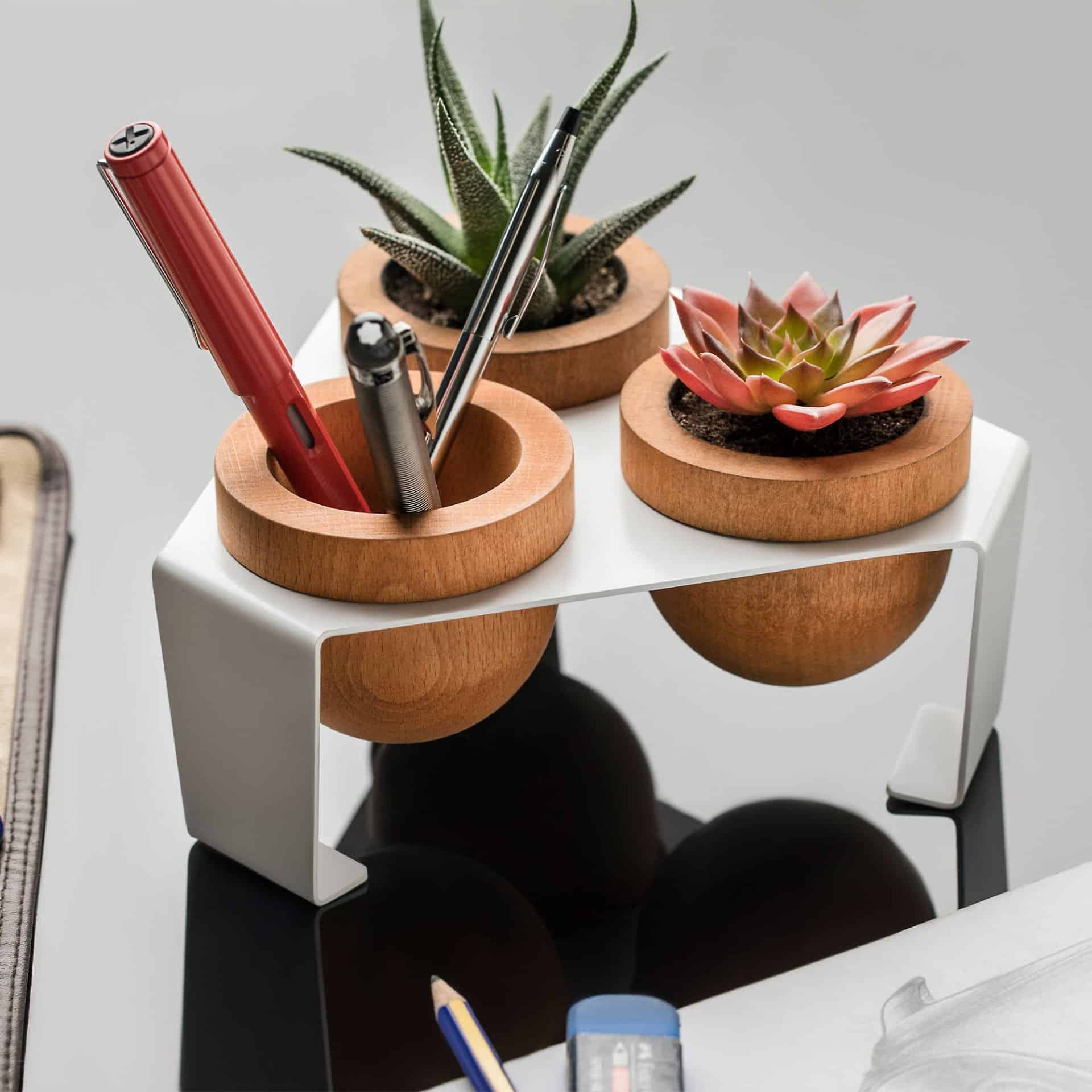 White, Metal Stand Sculent Pot with 3 Oak Leaves